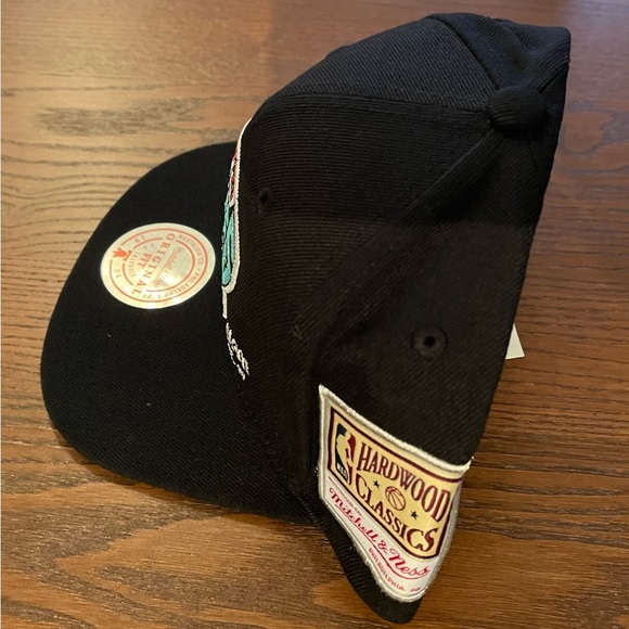 Brand new Mitchell and Ness Vancouver Grizzlies snapback hat - Picture 3 of 7